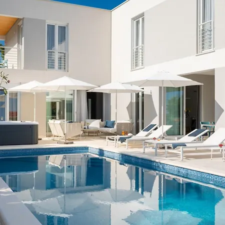 Villa Mon By Guide